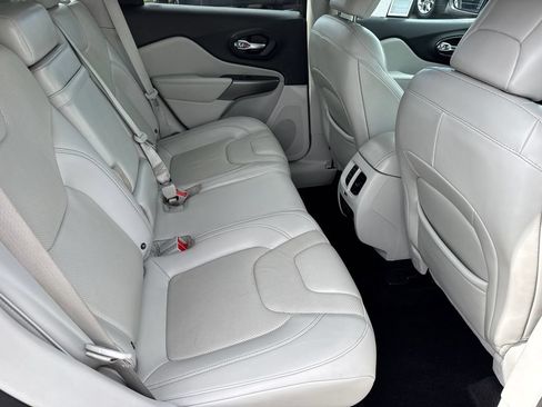 Used 2019 Jeep Cherokee Limited FWD image 17
