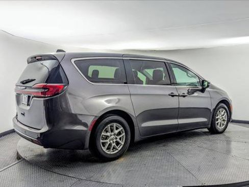 Used 2023 Chrysler Pacifica Touring-L image 8