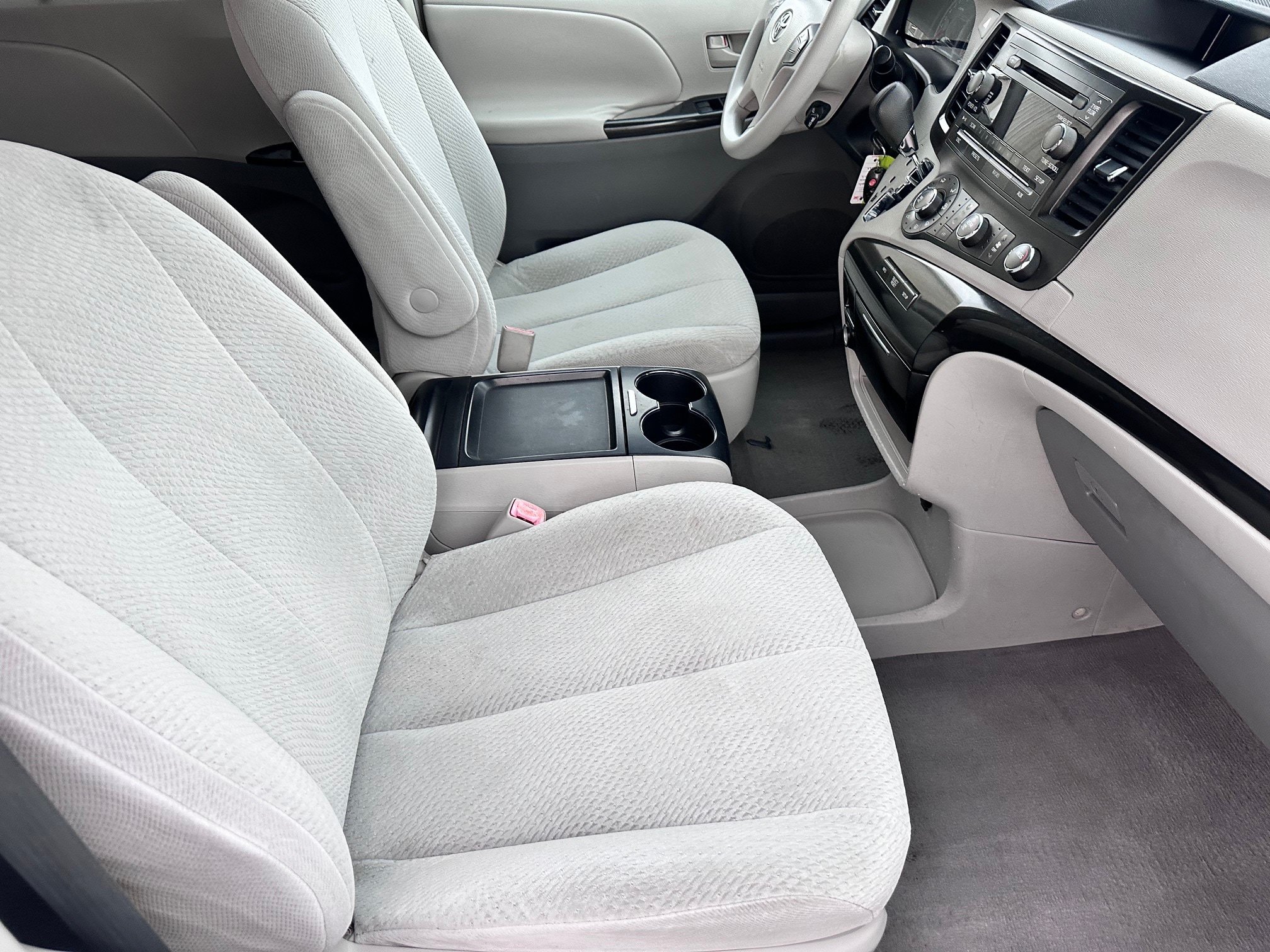 Used 2011 Toyota Sienna LE w/ Towing Pkg FWD image 11