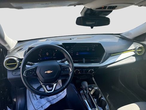 Used 2025 Chevrolet Trax LT w/ Driver Confidence Package image 28