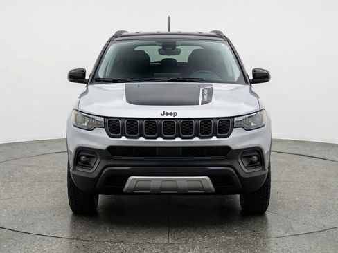 Used 2025 Jeep Compass Trailhawk AWD/4WD image 2