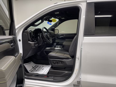 Used 2025 Chevrolet Silverado 1500 ZR2 w/ Technology Package AWD/4WD image 9