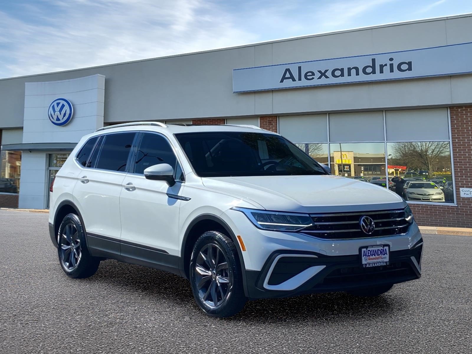 Certified 2023 Volkswagen Tiguan SE w/ Panoramic Sunroof Package AWD/4WD image 1