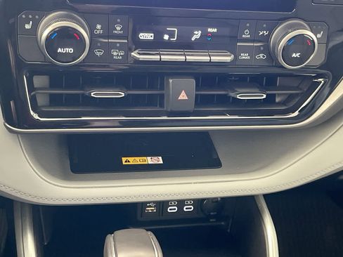 Used 2023 Toyota Highlander XLE image 19
