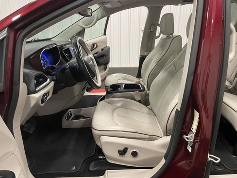 Used 2019 Chrysler Pacifica Limited w/ Tire & Wheel Group image 35