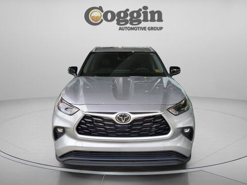 Certified 2023 Toyota Highlander XLE image 6