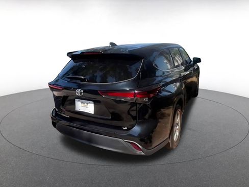Used 2025 Toyota Highlander LE FWD image 15