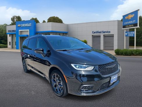 Used 2023 Chrysler Pacifica Touring-L w/ S Appearance Package AWD/4WD image 2