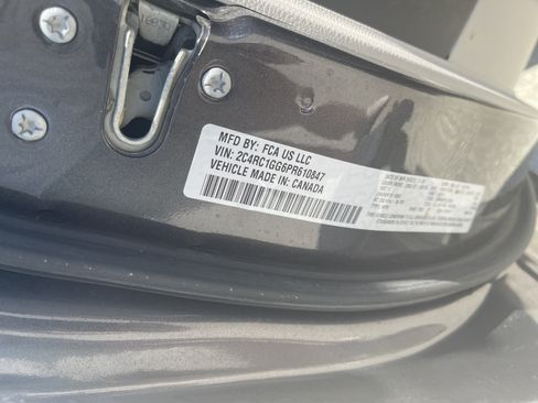 Used 2023 Chrysler Pacifica Limited FWD image 12