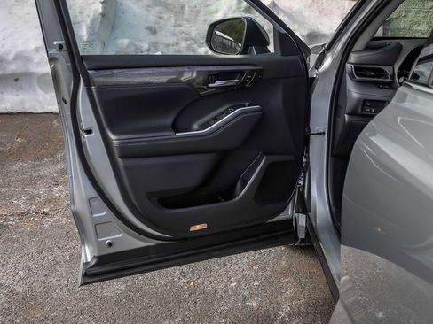 Used 2021 Toyota Highlander Limited image 22