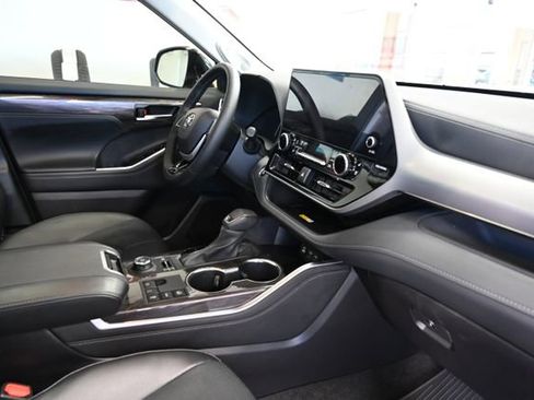 Used 2025 Toyota Highlander Platinum image 15