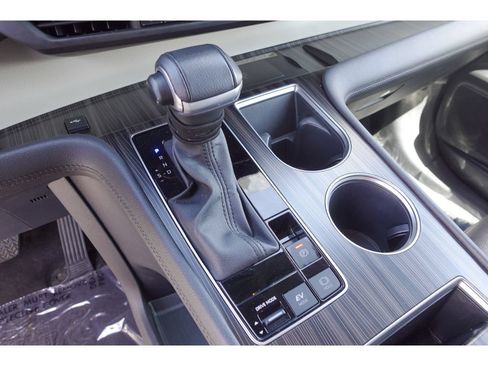 Certified 2024 Toyota Sienna Platinum FWD image 17