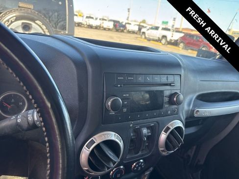 Used 2018 Jeep Wrangler Unlimited Rubicon w/ Connectivity Group image 7