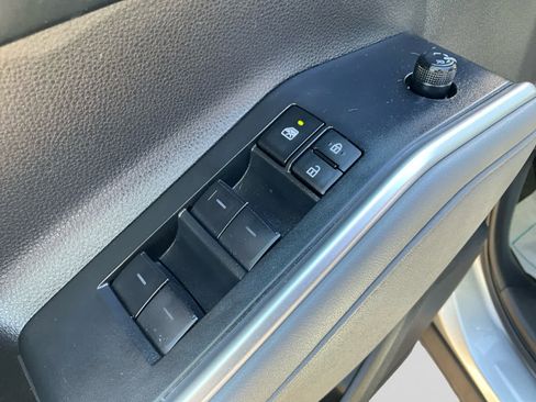 Used 2023 Toyota Highlander LE AWD/4WD image 22