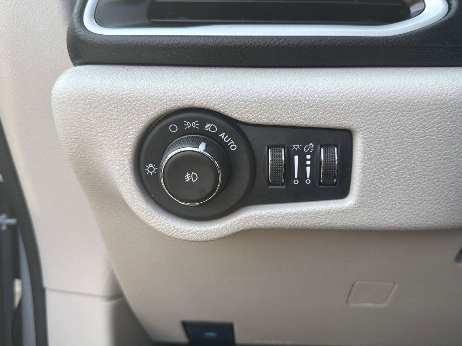 Used 2023 Chrysler Pacifica Touring-L FWD image 17