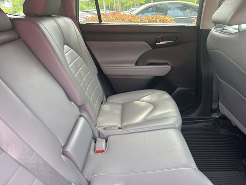 Used 2022 Toyota Highlander XLE image 2