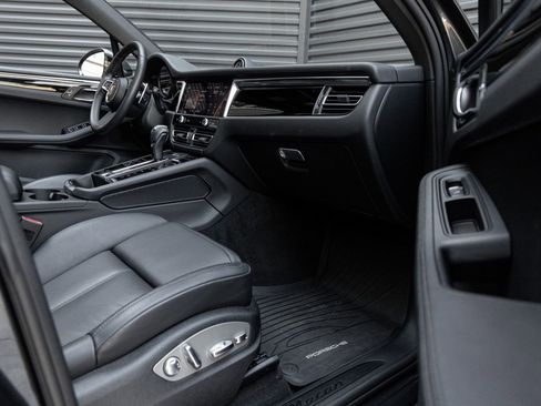 Certified 2025 Porsche Macan AWD/4WD image 34