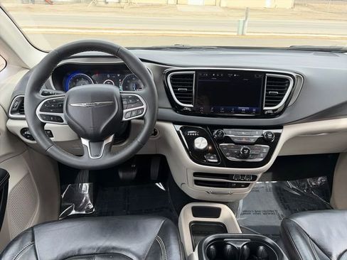 Used 2022 Chrysler Pacifica Touring-L image 29