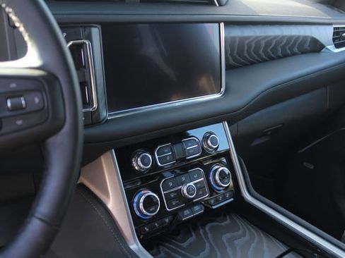 Used 2024 GMC Yukon XL Denali image 31
