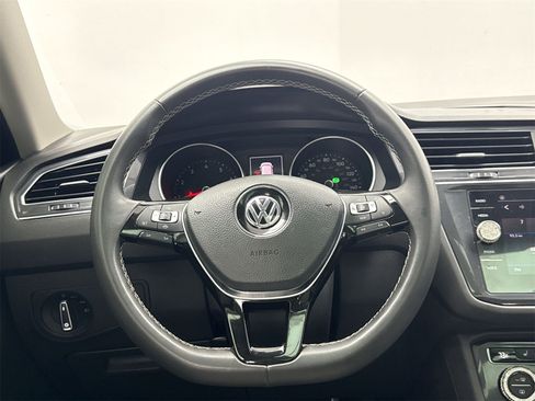 Used 2021 Volkswagen Tiguan SE w/ Panoramic Sunroof Package image 18