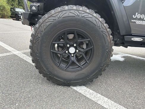 Used 2018 Jeep Wrangler Unlimited Sport S AWD/4WD image 32