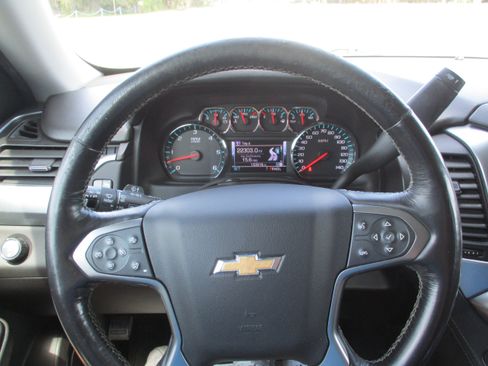 Used 2018 Chevrolet Suburban LT RWD image 17