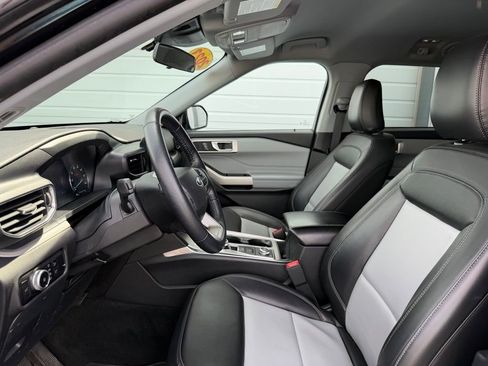 Used 2023 Ford Explorer XLT w/ Equipment Group 202A image 9