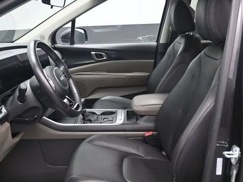 Used 2025 Kia Carnival FWD image 6
