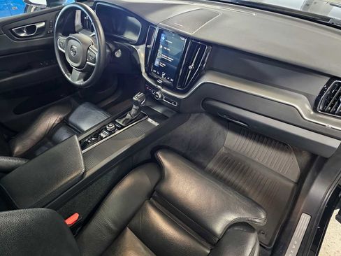 Used 2019 Volvo XC60 T5 Momentum w/ Multimedia Package image 11