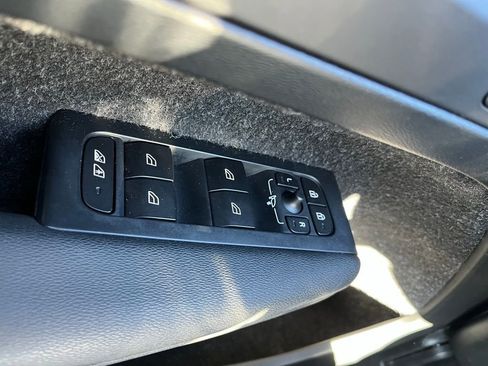 Used 2019 Volvo XC40 T5 R-Design image 24