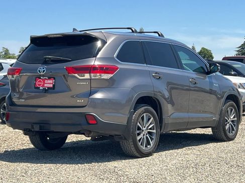 Used 2019 Toyota Highlander XLE AWD/4WD image 3