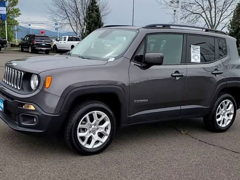 Used 2017 Jeep Renegade Latitude w/ Popular Equipment Group image 4