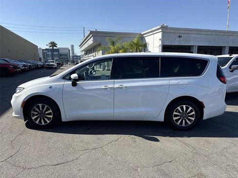 Used 2023 Chrysler Pacifica Touring-L image 6