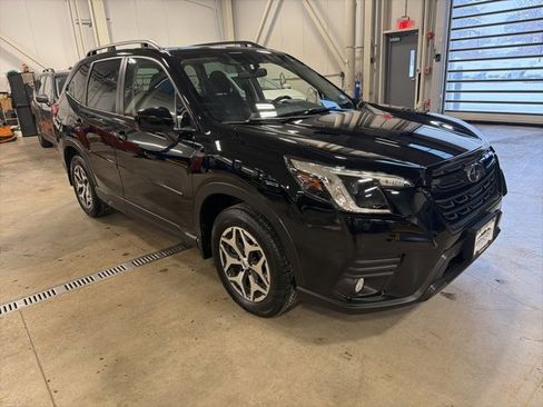 Used 2023 Subaru Forester Premium image 3