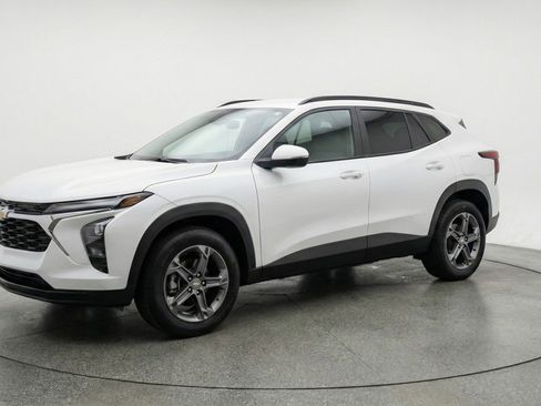 Used 2025 Chevrolet Blazer LT FWD image 3