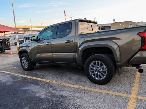 Certified 2025 Toyota Tacoma Limited AWD/4WD image 11