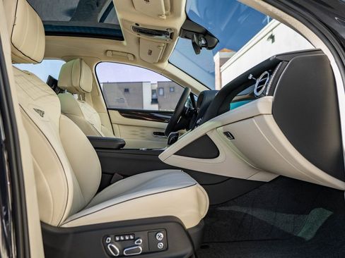Used 2025 Bentley Bentayga image 20