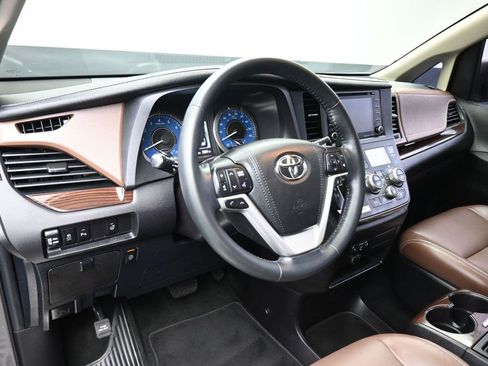Used 2018 Toyota Sienna Limited image 13