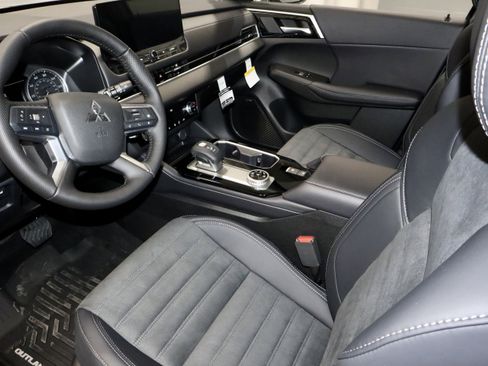 New 2026 Mitsubishi Outlander SE image 17