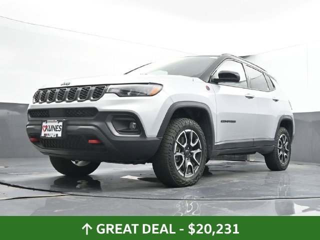 Used 2025 Jeep Compass Trailhawk AWD/4WD image 48