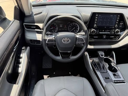 Used 2020 Toyota Highlander Limited FWD image 24