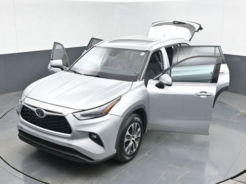 Used 2021 Toyota Highlander XLE FWD image 55