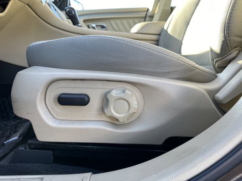 Used 2016 Ford Taurus SE image 16