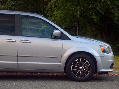 Used 2015 Dodge Grand Caravan R/T image 23