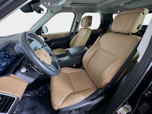 Used 2025 Land Rover Discovery Metropolitan Edition image 11