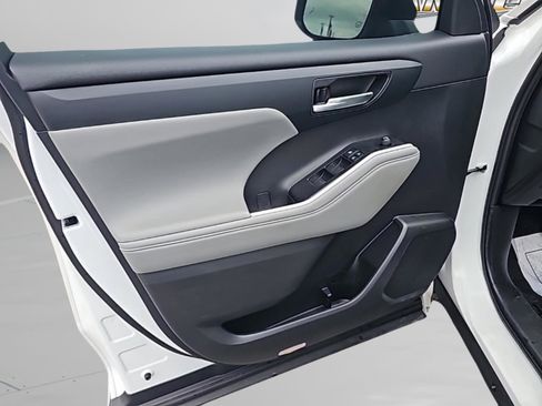 Used 2022 Toyota Highlander XLE image 19