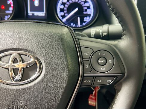 Used 2023 Toyota Camry SE image 19