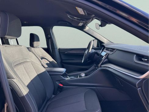 Used 2025 Jeep Grand Cherokee Laredo image 29