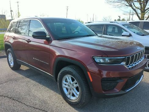 Used 2023 Jeep Grand Cherokee Laredo image 1