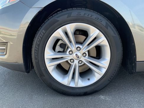 Used 2018 Ford Taurus SEL FWD image 11